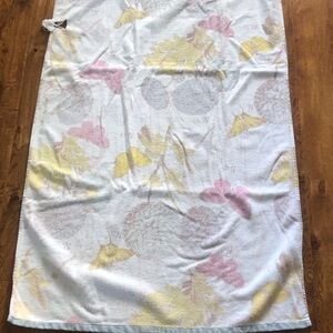 White Floral bath towel (small flaw)
